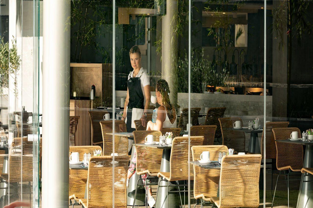 Nautilux Rethymno By Mage Hotels Экстерьер фото A waitress clearing a table
